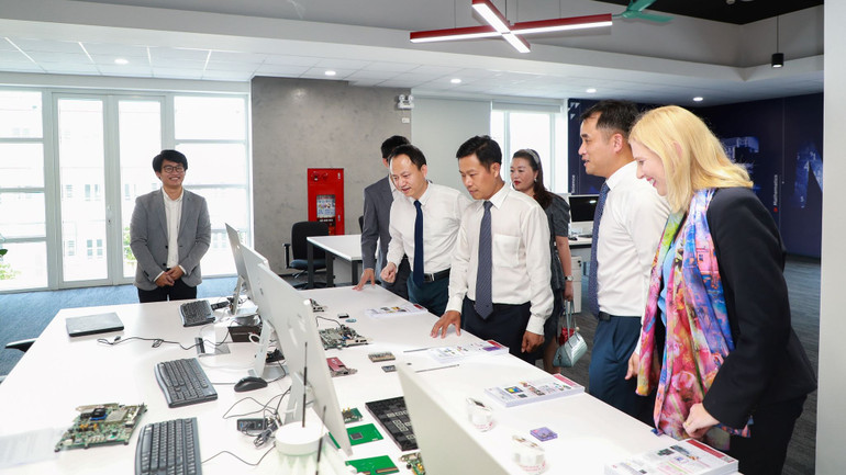 Đại biểu trong nước, quốc tế tham quan không gian đổi mới, sáng tạo