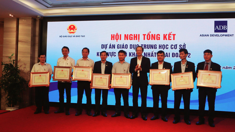 Thứ trưởng Giáo dục và Đào tạo Phạm Ngọc Thưởng, trao Bằng khen cho các tập thể