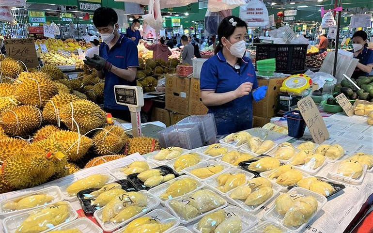 Sầu riêng được bày bán tại một chợ đầu mối ở Bắc Kinh. (Ảnh: PHƯƠNG THẢO)