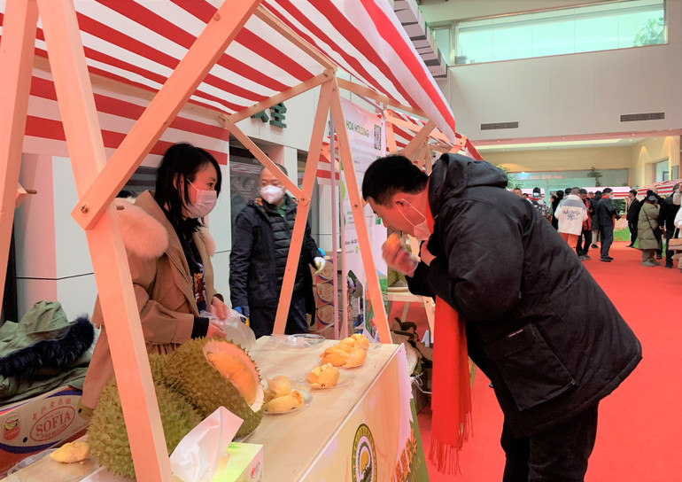 Người tiêu dùng Trung Quốc chào đón nồng nhiệt sầu riêng Việt Nam. (Ảnh: HỮU HƯNG)