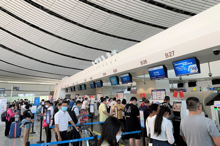 Hành khách làm thủ tục ở sân bay Đại Hưng, Bắc Kinh. (Ảnh: HỮU HƯNG) Hành khách làm thủ tục ở sân bay Đại Hưng, Bắc Kinh. (Ảnh: HỮU HƯNG)