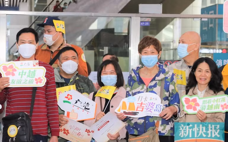 Du khách chụp ảnh lưu niệm trước khi khởi hành. (Ảnh: xkb.com.cn) Du khách chụp ảnh lưu niệm trước khi khởi hành. (Ảnh: xkb.com.cn)