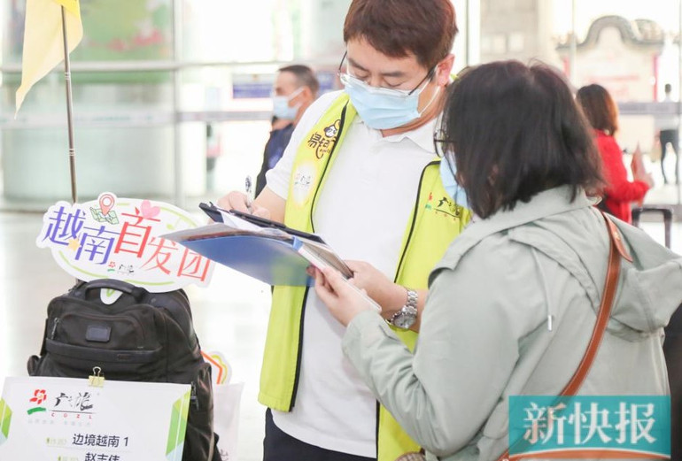 Hướng dẫn viên cung cấp các thông tin về tour cho du khách. (Ảnh: xkb.com.cn) Hướng dẫn viên cung cấp các thông tin về tour cho du khách. (Ảnh: xkb.com.cn)