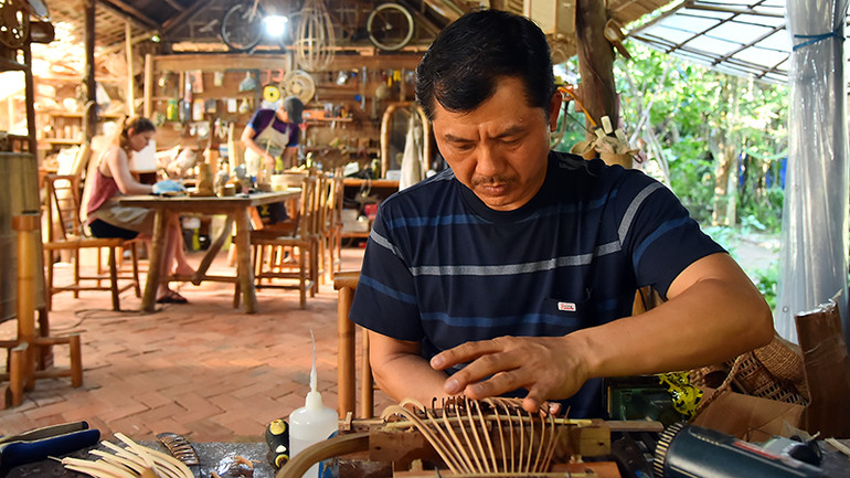 Anh Võ Tấn Tân đang hoàn thiện sản phẩm cho khách hàng. (Ảnh THỦY NGUYÊN)