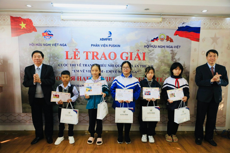 Trao giải Nhất cho các thí sinh đạt giải. Trao giải Nhất cho các thí sinh đạt giải.