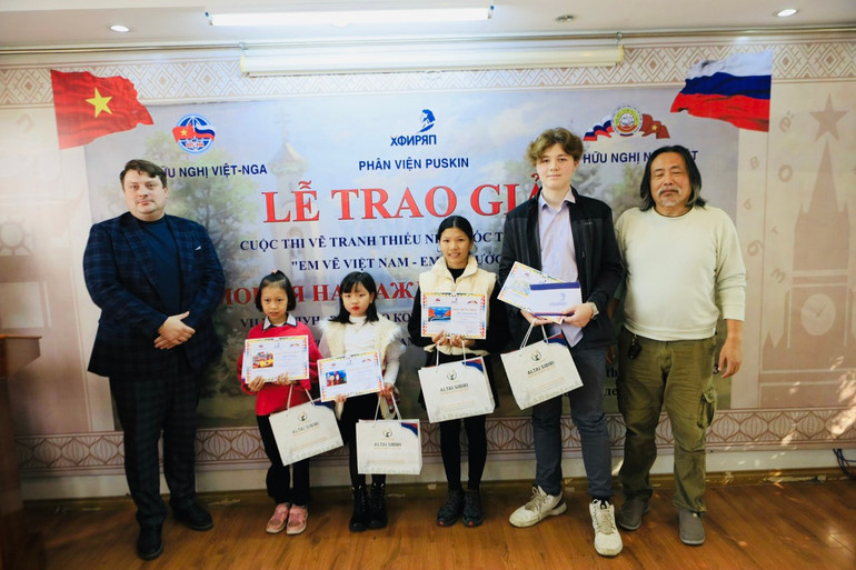 Trao giải Ba cho các thí sinh đạt giải. Trao giải Ba cho các thí sinh đạt giải.