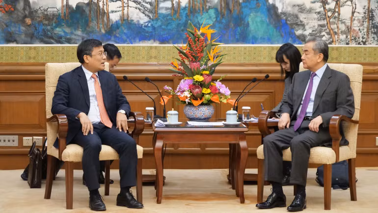 Thứ trưởng Thường trực Bộ Ngoại giao Nguyễn Minh Vũ và Ủy viên Bộ Chính trị, Chủ nhiệm Văn phòng Ủy ban công tác đối ngoại Trung ương, Bộ trưởng Ngoại giao Trung Quốc Vương Nghị.