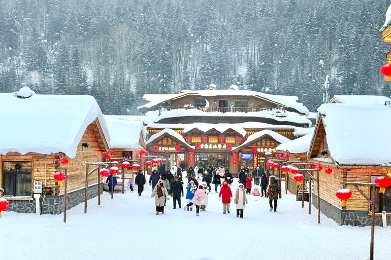 Theo quan niệm của người Trung Quốc, tuyết là tín hiệu dự báo mùa màng bội thu và may mắn, nên rất đông du khách lựa chọn đến Làng Tuyết dịp năm mới.