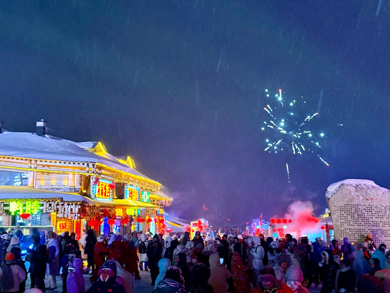 Biểu diễn âm nhạc và bắn pháo hoa chào đón năm mới.