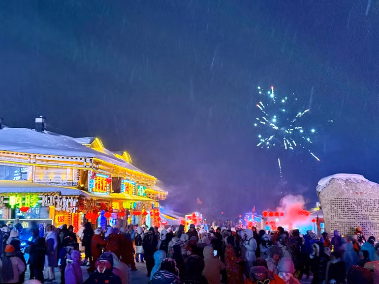 Biểu diễn âm nhạc và bắn pháo hoa chào đón năm mới.