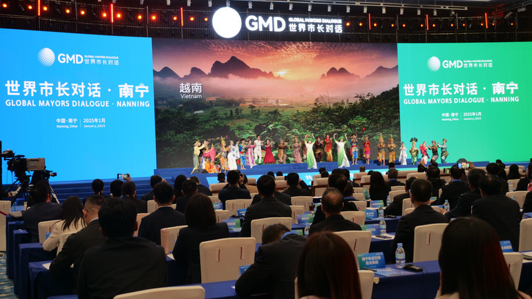 Các tiết mục văn nghệ về tình hữu nghị giữa các quốc gia tại Diễn đàn.