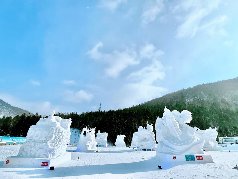 Những tác phẩm điêu khắc tuyết chuyên nghiệp được trưng bày ở Làng Tuyết.