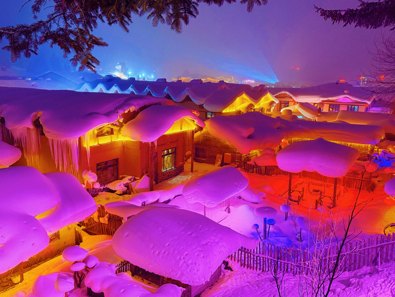 Dưới hiệu ứng ánh sáng, Làng Tuyết về đêm đẹp lung linh, huyền ảo.