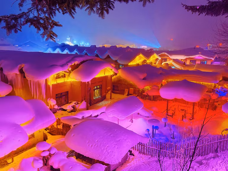 Dưới hiệu ứng ánh sáng, Làng Tuyết về đêm đẹp lung linh, huyền ảo.