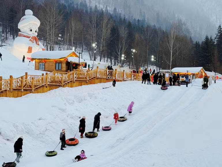 Các du khách nhí tham gia những trò chơi thú vị với tuyết.