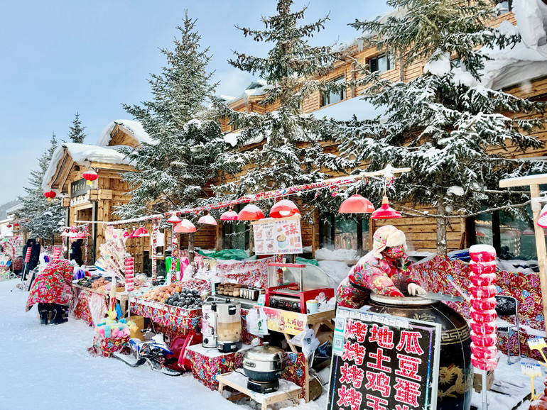 Những gian hàng bán đặc sản địa phương.