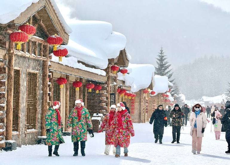 Những bộ trang phục đặc trưng của vùng đông bắc là những điểm nhấn trên bức tranh Làng Tuyết.