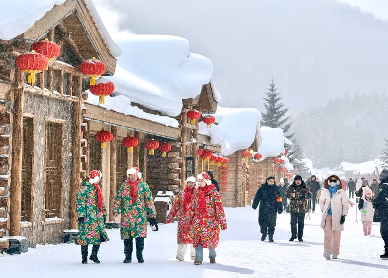 Những bộ trang phục đặc trưng của vùng đông bắc là những điểm nhấn trên bức tranh Làng Tuyết.