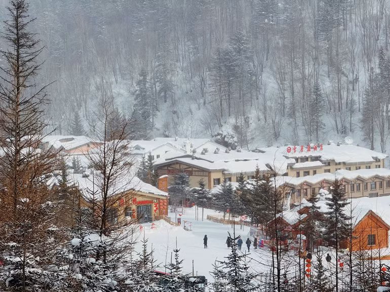 Làng Tuyết nằm giữa không gian núi rừng trầm mặc.