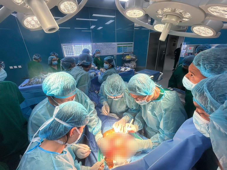 Các bác sĩ tiến hành ca ghép phổi cho bệnh nhân Hạnh.