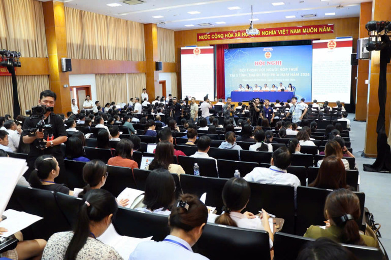 Quang cảnh hội nghị đối thoại sáng 27/9 tại Cục Thuế TP Hồ Chí Minh