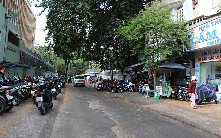 Vỉa hè bị lấn chiếm trên đường Đặng Thái Thân, Phường 4, Quận 5.