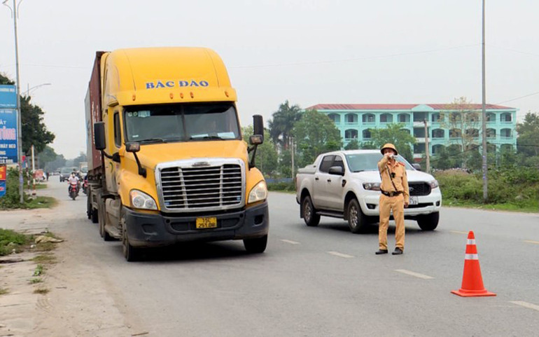 Cảnh sát giao thông Bắc Ninh kiểm tra phương tiện giao thông.
