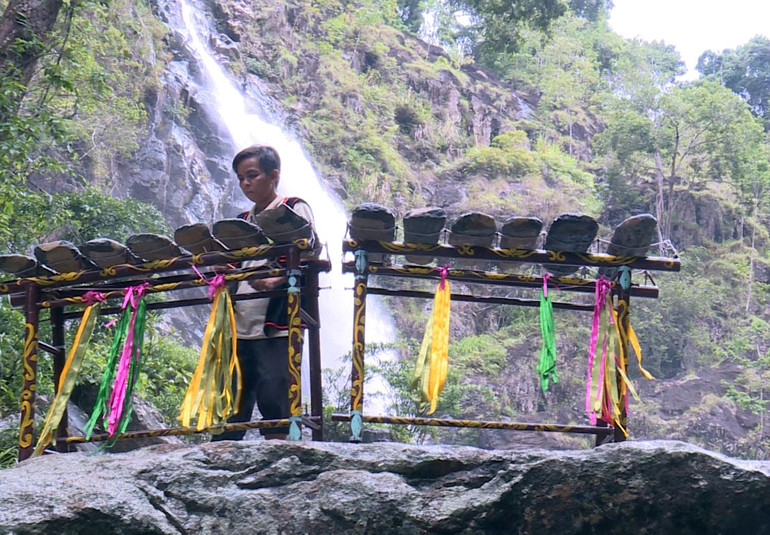 Âm thanh đàn đá vọng khắp núi rừng Khánh Sơn.