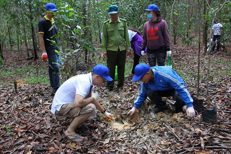 Sinh viên Trường đại học Hoa Sen tham quan, trồng cây tại Khu Bảo tồn thiên nhiên-văn hóa Đồng Nai. (Ảnh ANH MINH) Sinh viên Trường đại học Hoa Sen tham quan, trồng cây tại Khu Bảo tồn thiên nhiên-văn hóa Đồng Nai. (Ảnh ANH MINH)
