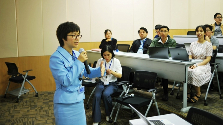 Tiến sĩ Nguyễn Thị Tuyết trong một buổi lên lớp Tiến sĩ Nguyễn Thị Tuyết trong một buổi lên lớp