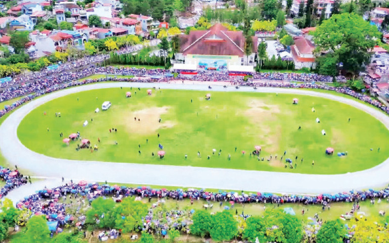 Giải năm nay quy tụ 98 nài ngựa đến từ các huyện: Bắc Hà, Bát Xát, Si Ma Cai của tỉnh Lào Cai và các tỉnh Tuyên Quang, Sơn La. Giải năm nay quy tụ 98 nài ngựa đến từ các huyện: Bắc Hà, Bát Xát, Si Ma Cai của tỉnh Lào Cai và các tỉnh Tuyên Quang, Sơn La.