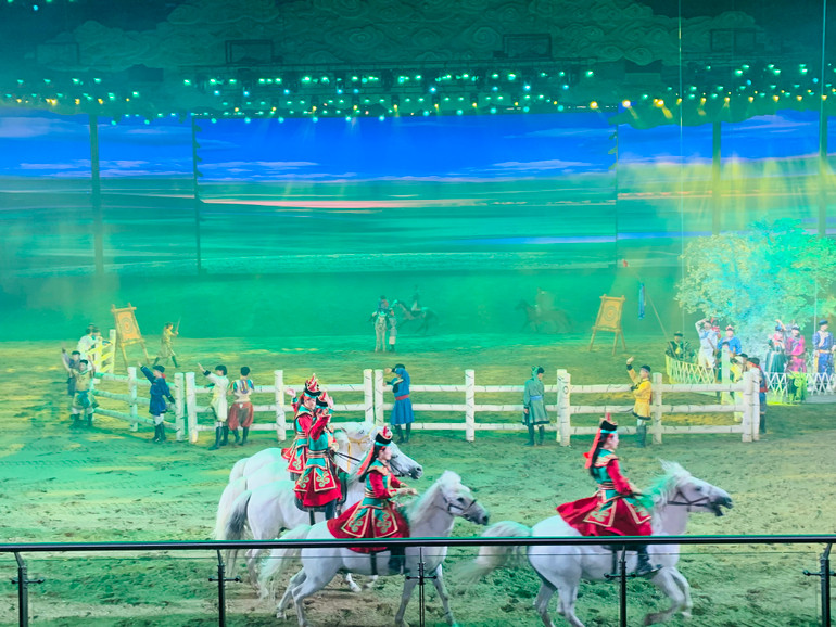 Biểu diễn sân khấu thực cảnh tái hiện sự gắn bó của người dân địa phương với loài ngựa. (Ảnh: HỮU HƯNG)