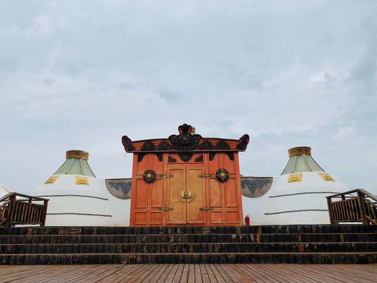 Những kiến trúc độc đáo trên thảo nguyên bao la. (Ảnh: HỮU HƯNG)