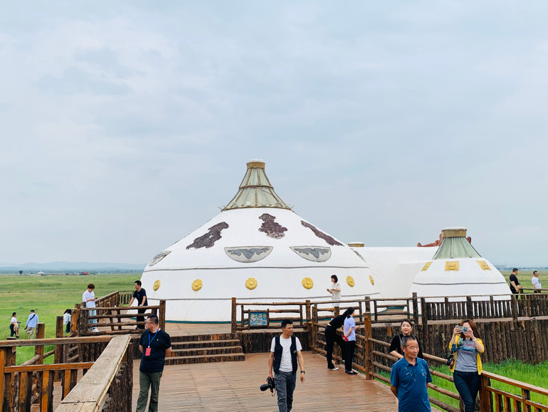 Lều Mông Cổ - kiến trúc đặc trưng của người dân địa phương. (Ảnh: HỮU HƯNG)