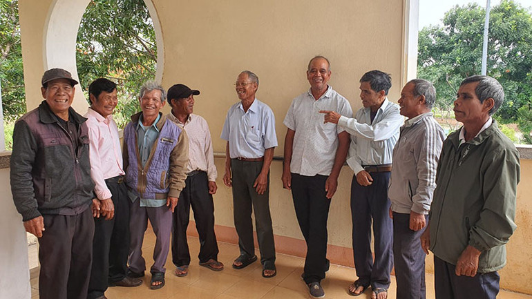 Các già làng, người có uy tín trao đổi, giao lưu trong giờ giải lao.