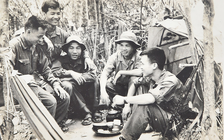 Bức ảnh Thượng tá, cựu chiến binh Tạ Minh Thanh (bên phải) được phóng viên Báo Nhân Dân Nguyễn Văn Bang chụp trước Chiến dịch Quảng Trị năm 1972.