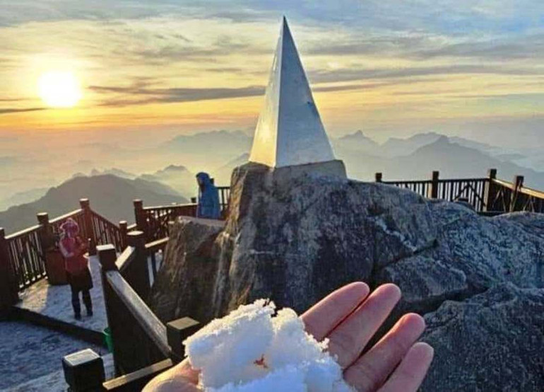 Băng tuyết trên đỉnh Phan Xi Păng, sáng ngày 25/11/2023. (Ảnh: TL)