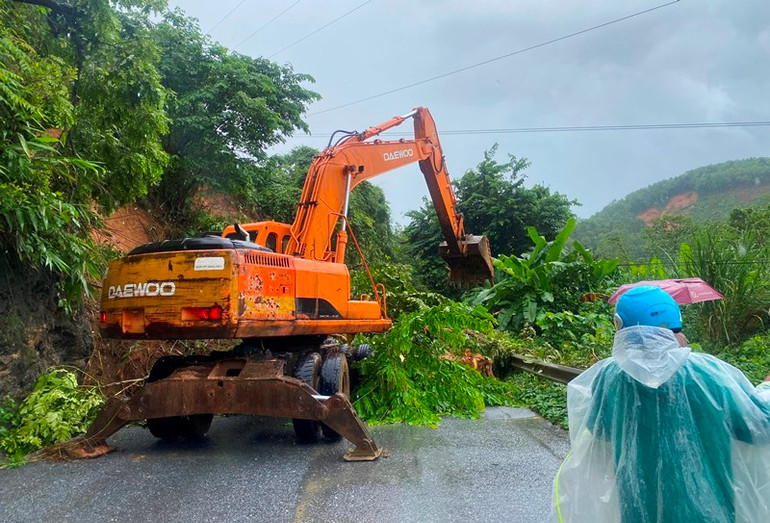 Đơn vị chức năng khẩn trương xúc đất đá, sớm thông tuyến quốc lộ 70. (Ảnh: QUỐC HỒNG)