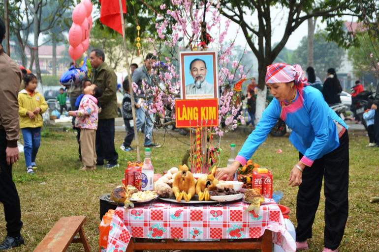 Mâm lễ của các thôn đều có ảnh Bác Hồ, cầu mong mưa thuận gió hòa, mùa màng bội thu trong năm mới. ( Ảnh: QUỐC HỒNG)