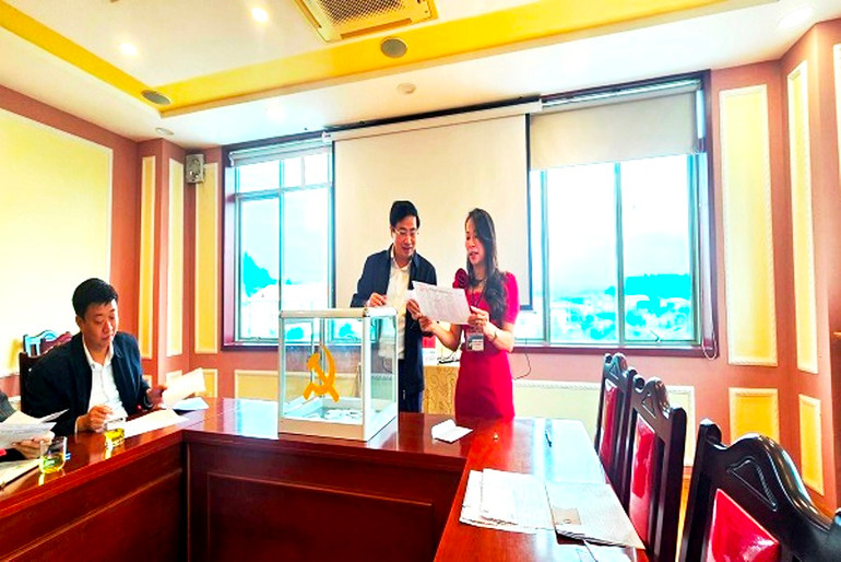 Công bố danh sách 16 người được xác minh tài sản năm 2023. (Ảnh: KIỀU LIÊN)