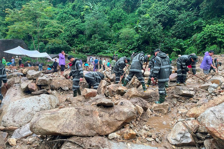 Lực lượng cảnh sát cơ động Lào Cai giúp dân sớm ổn định cuộc sống. (Ảnh: THANH TUẤN)