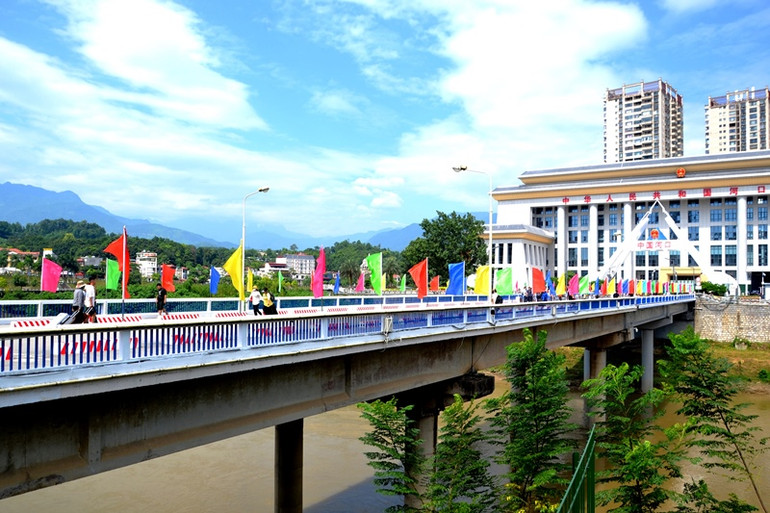 Qua cầu Hồ Kiều để nhập cảnh vào Trung Quốc, thăm Hà Khẩu trong ngày. (Ảnh: QUỐC HỒNG)