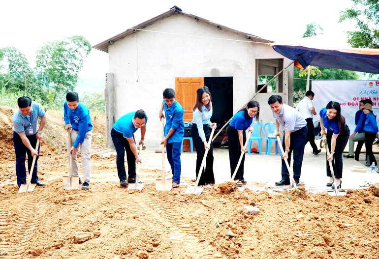 Khởi công xây “Nhà nhân ái” cho đoàn viên Lù Văn Tính, dân tộc Xa Phó, ở thôn Khe Luộc, xã Thống Nhất, thành phố Lào Cai. (Ảnh: GIA BÁCH)