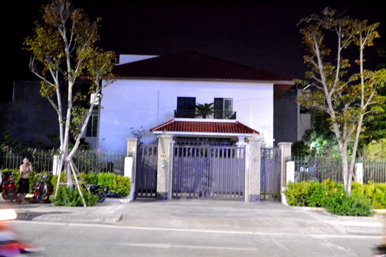 Căn nhà 25, đường Cù Chính Lan sau khi lực lượng chức năng hoàn thành Lệnh khám xét. (Ảnh: QUỐC HỒNG)