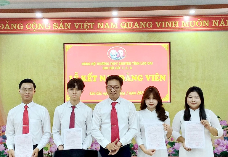 Bí thư Đảng bộ Trường trung học phổ thông chuyên Lào Cai Ngô Thanh Xuân chúc mừng các học sinh được kết nạp vào Đảng, chiều 12/7. (Ảnh: TL)