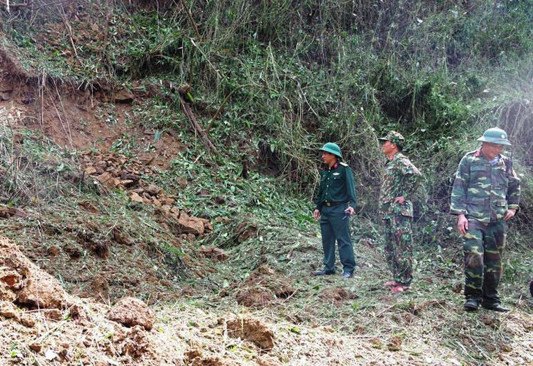 Kiểm tra hiện trường sau khi hủy nổ. (Ảnh: HỒ TRÚC)