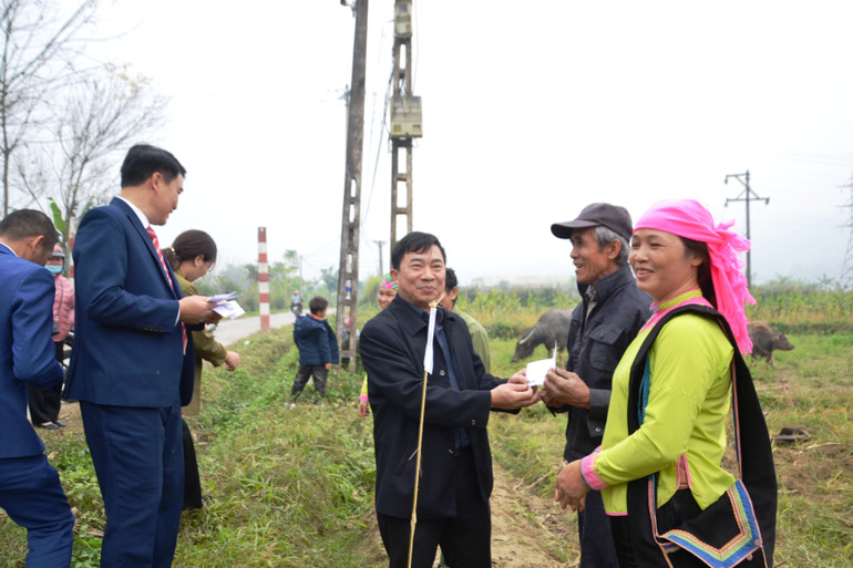 Trao giải Nhất cày nhanh, đều, không bị lỏi đất cho lão nông Vùi Quang Tung, ở thôn Làng Toòng, xã Quang Kim. ( Ảnh: QUỐC HỒNG)