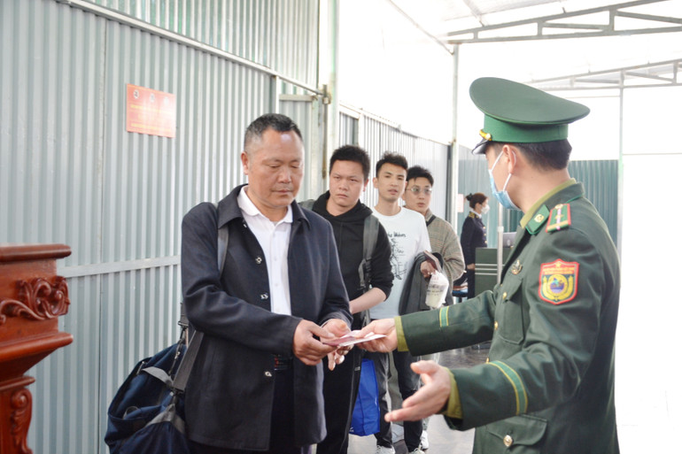 Lực lượng chức năng làm thủ tục nhập cảnh cho du khách Trung Quốc nhanh gọn, an toàn. (Ảnh:QUỐC HỒNG)
