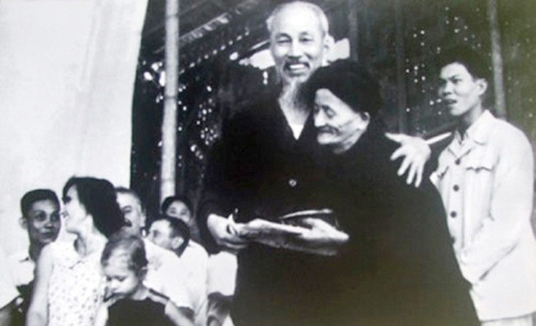 Bác Hồ với cụ Trần Văn Nỏ, dân tộc Tày, ở xã Tả Phời (thành phố Lào Cai) là người đầu tiên có công phát hiện ra quặng apatit Lào Cai từ năm 1924. (Ảnh: TL)