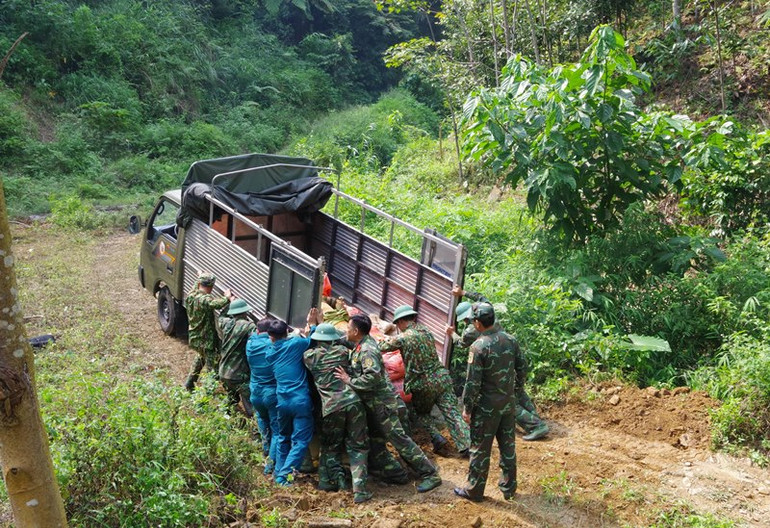 Đưa lên xe ô-tô vận chuyển đến nơi hủy nổ. (Ảnh: HỒ TRÚC)